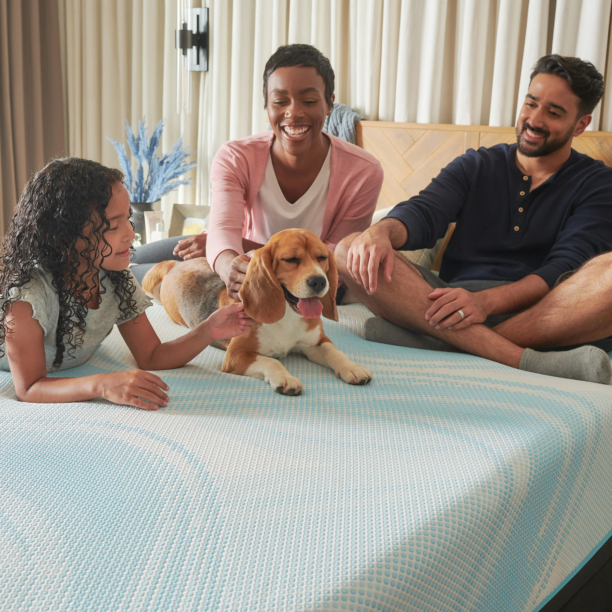 Tempur-pedic Luxebreeze 2.0 Med Hybrid King Mattress - Image 3
